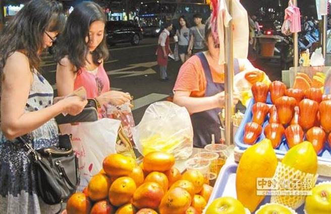 海削老外?士林夜市「1袋水果400」還不給問價 市政府「看不下去出手」被老闆囂張嗆聲