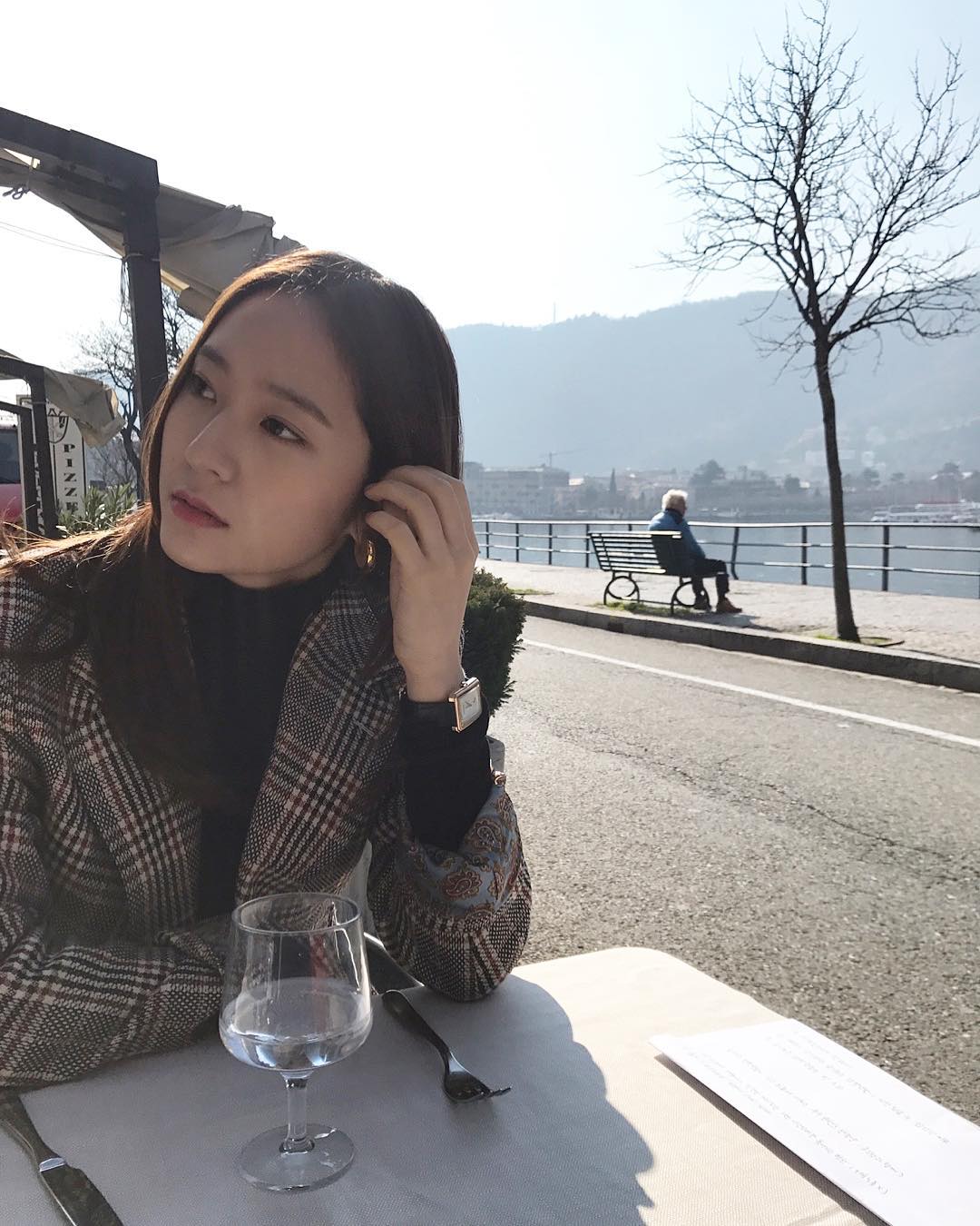 美到不可思議!韓國美女「搭電梯回眸瞬間」5萬人瘋傳 一轉頭「冰山系美貌紅到國外」:真人龐德女郎❤