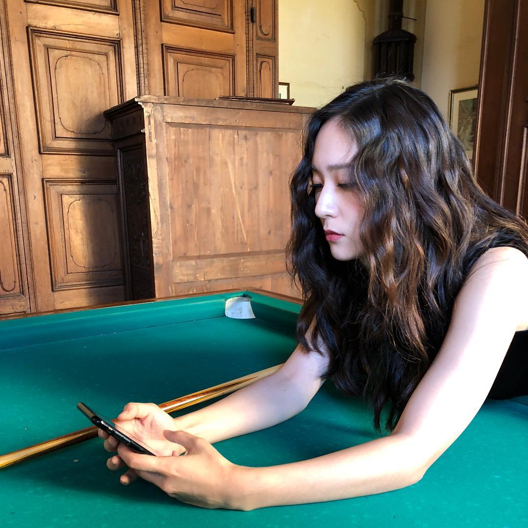 美到不可思議!韓國美女「搭電梯回眸瞬間」5萬人瘋傳 一轉頭「冰山系美貌紅到國外」:真人龐德女郎❤