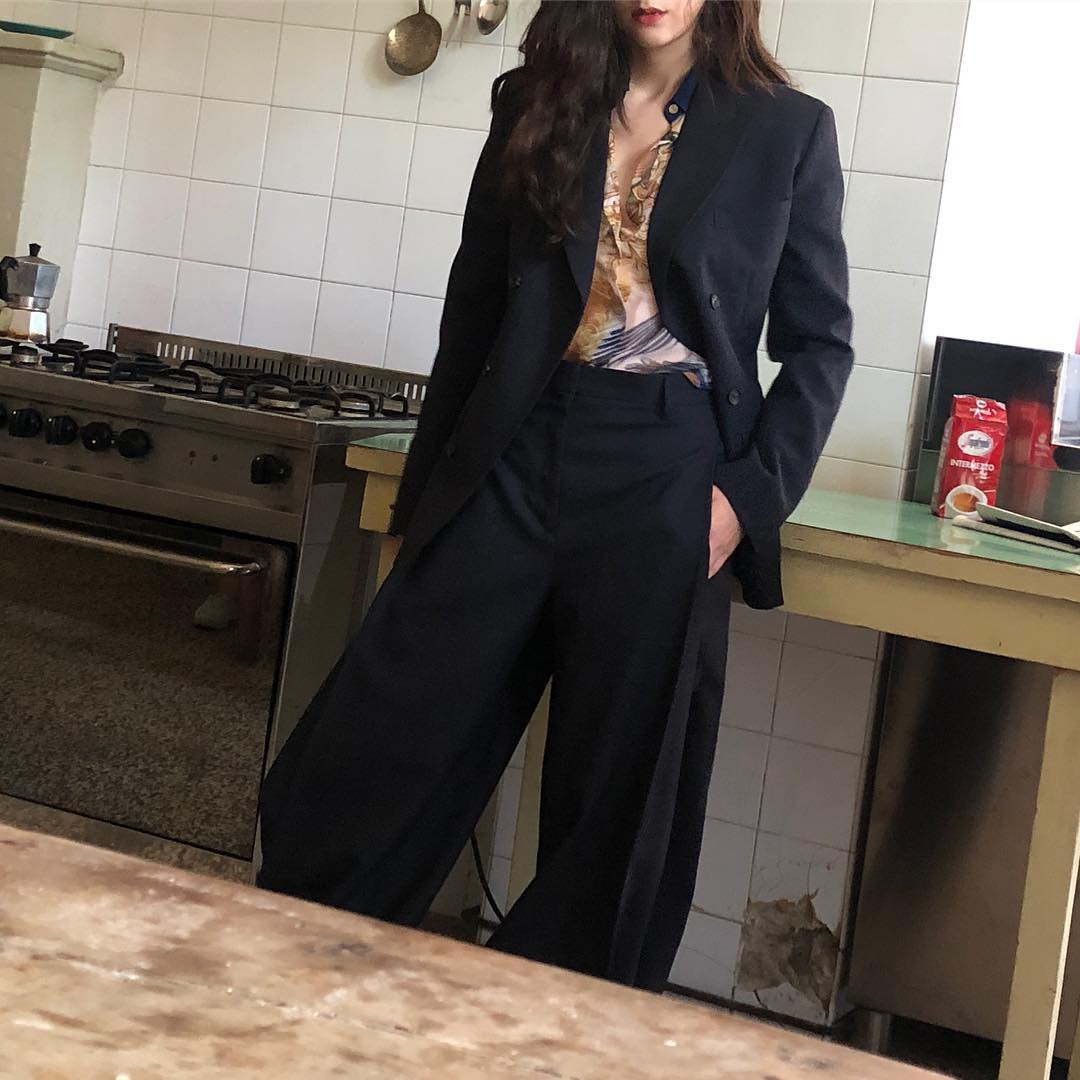 美到不可思議!韓國美女「搭電梯回眸瞬間」5萬人瘋傳 一轉頭「冰山系美貌紅到國外」:真人龐德女郎❤