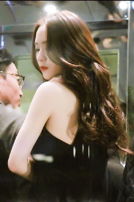 美到不可思議!韓國美女「搭電梯回眸瞬間」5萬人瘋傳 一轉頭「冰山系美貌紅到國外」:真人龐德女郎❤