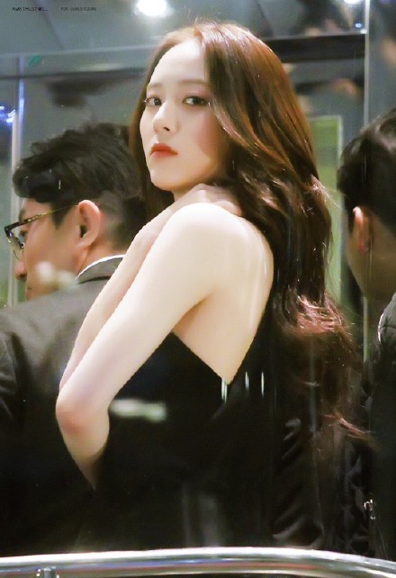 美到不可思議!韓國美女「搭電梯回眸瞬間」5萬人瘋傳 一轉頭「冰山系美貌紅到國外」:真人龐德女郎❤