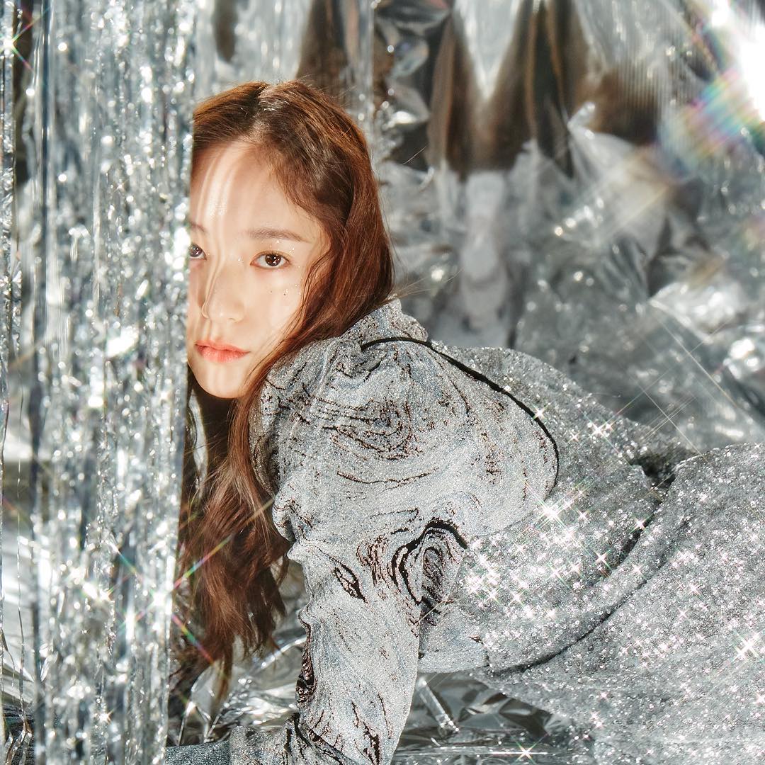 美到不可思議!韓國美女「搭電梯回眸瞬間」5萬人瘋傳 一轉頭「冰山系美貌紅到國外」:真人龐德女郎❤