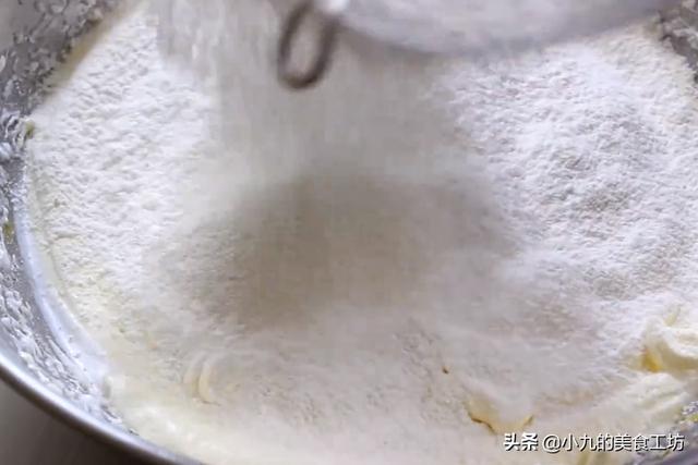 4個雞蛋1碗麵粉，輕鬆用電飯鍋做蛋糕，香甜鬆軟，比買的還好吃