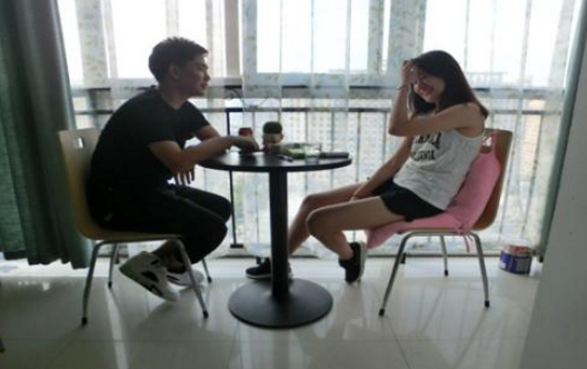 女孩相親窮小夥，臨走時打包剩菜，小夥結帳「你配不起我」，隔日卻愣住了！