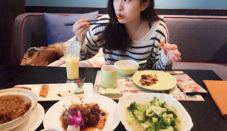 女孩相親窮小夥，臨走時打包剩菜，小夥結帳「你配不起我」，隔日卻愣住了！