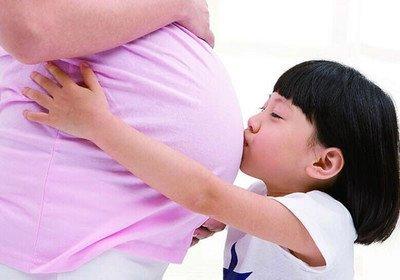 產婦順利生下寶寶，產房外等候的只有五歲女兒，護士看到孩子手心的字，感動落淚