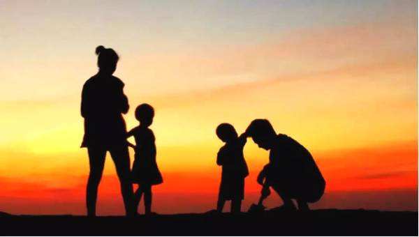 產婦順利生下寶寶，產房外等候的只有五歲女兒，護士看到孩子手心的字，感動落淚