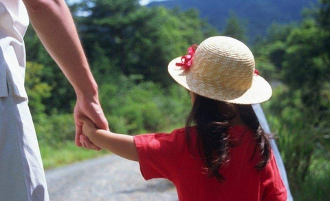 產婦順利生下寶寶，產房外等候的只有五歲女兒，護士看到孩子手心的字，感動落淚