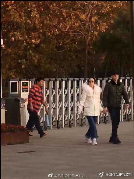 趙麗穎「挺7個月孕肚牽老公」被偷拍 老公馮紹峰「路邊一個動作」粉絲罵翻:老婆懷孕還這樣!