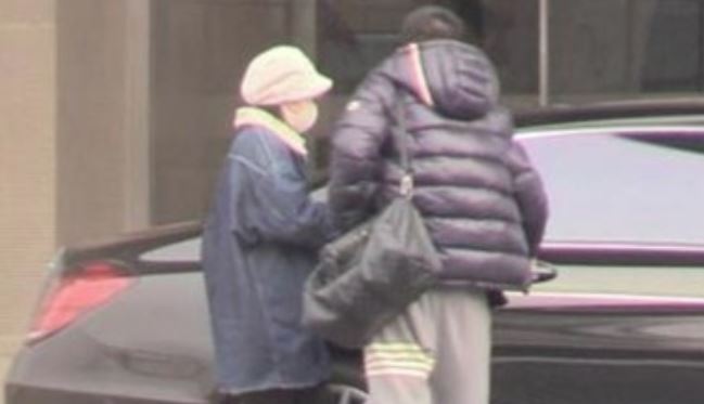 趙麗穎「挺7個月孕肚牽老公」被偷拍 老公馮紹峰「路邊一個動作」粉絲罵翻:老婆懷孕還這樣!