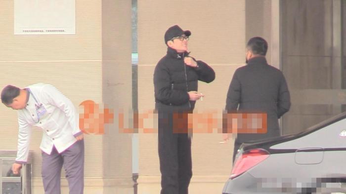 趙麗穎「挺7個月孕肚牽老公」被偷拍 老公馮紹峰「路邊一個動作」粉絲罵翻:老婆懷孕還這樣!