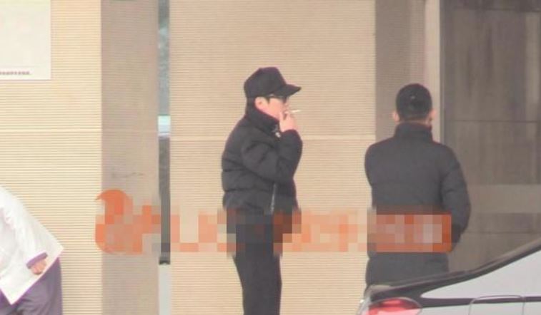 趙麗穎「挺7個月孕肚牽老公」被偷拍 老公馮紹峰「路邊一個動作」粉絲罵翻:老婆懷孕還這樣!