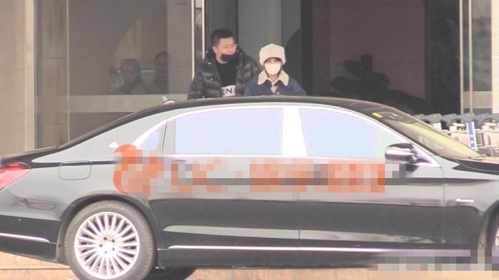 趙麗穎「挺7個月孕肚牽老公」被偷拍 老公馮紹峰「路邊一個動作」粉絲罵翻:老婆懷孕還這樣!