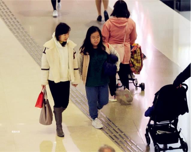 60歲女星收養「有缺陷女兒」  耐心陪度過多次手術　如今她上名校謝媽媽：長大必報養育恩