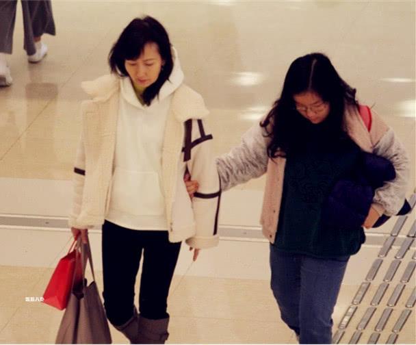 60歲女星收養「有缺陷女兒」  耐心陪度過多次手術　如今她上名校謝媽媽：長大必報養育恩
