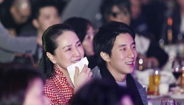 成龍再出驚人言論,坦言對婚姻有陰影!和「妻子已沒有愛情」,結婚第一天就想結束!