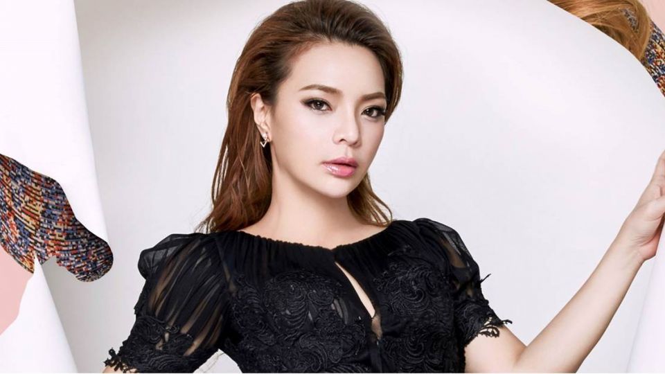 小甜甜苦熬多年終於演到《大時代》！3年瘦30公斤「瓜子臉+細腿」亮相驚豔眾人