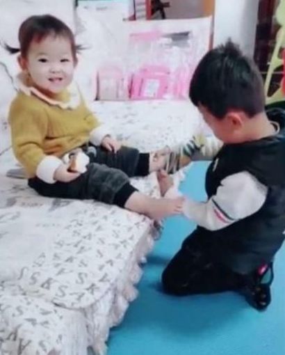 6歲哥哥「變身寵妹狂魔」！妹妹犯錯他霸氣抵擋「不許打我妹妹」  網友笑讚：以後妹夫壓力很大～