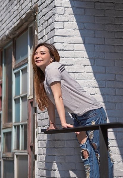 小甜甜苦熬多年終於演到《大時代》！3年瘦30公斤「瓜子臉+細腿」亮相驚豔眾人