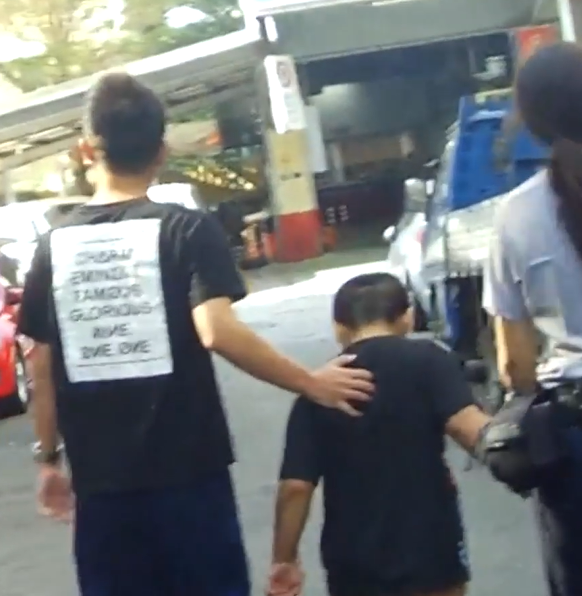 女警暖陪「迷路的慢飛天使」回家！牽著手「挨家挨戶」踏訪尋找  網友淚讚：每一雙手都不願放棄