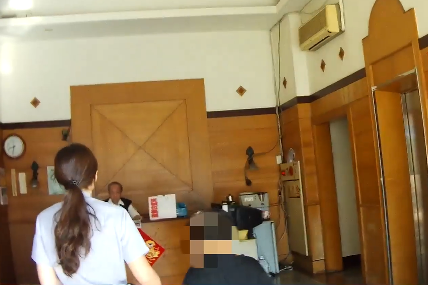 女警暖陪「迷路的慢飛天使」回家！牽著手「挨家挨戶」踏訪尋找  網友淚讚：每一雙手都不願放棄