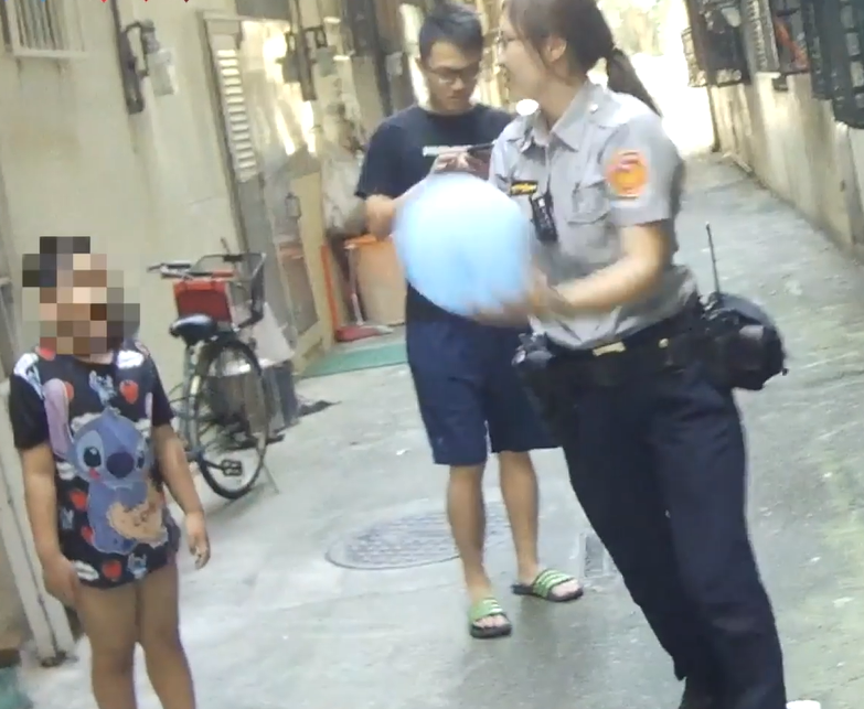 女警暖陪「迷路的慢飛天使」回家！牽著手「挨家挨戶」踏訪尋找  網友淚讚：每一雙手都不願放棄
