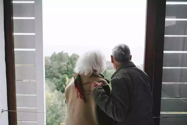 結婚70年從不吵架！40歲傾家蕩產「徒手打造絕美海景房」  90歲仍手牽手去上班