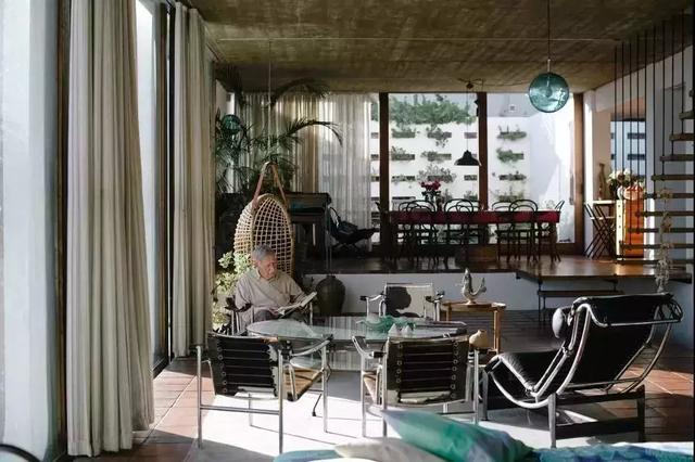 結婚70年從不吵架！40歲傾家蕩產「徒手打造絕美海景房」  90歲仍手牽手去上班