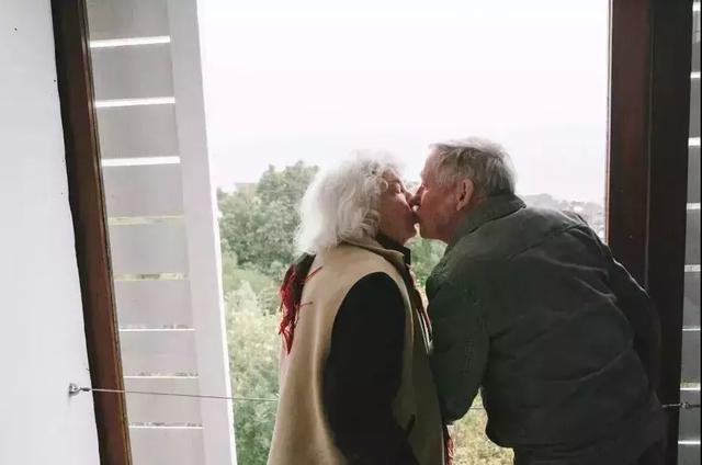 結婚70年從不吵架！40歲傾家蕩產「徒手打造絕美海景房」  90歲仍手牽手去上班