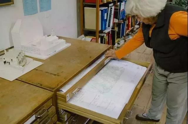 結婚70年從不吵架！40歲傾家蕩產「徒手打造絕美海景房」  90歲仍手牽手去上班