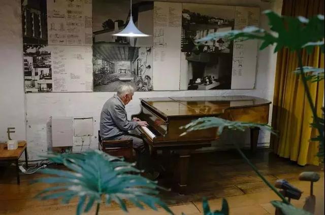 結婚70年從不吵架！40歲傾家蕩產「徒手打造絕美海景房」  90歲仍手牽手去上班