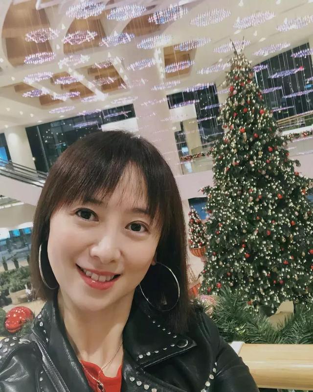 51歲翁虹「二婚遇真愛」！被老公「寵愛12年」凍齡像少女  女兒名字有意義：兩人愛情的見證