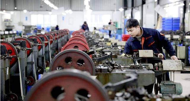 老師傅上班喝茶看報,老闆發飆:廠裡不養閒人!辭退6年老員工,3個月後再也請不回來了