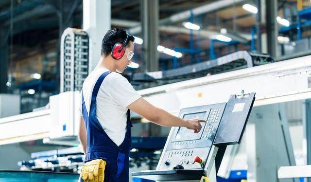 老師傅上班喝茶看報,老闆發飆:廠裡不養閒人!辭退6年老員工,3個月後再也請不回來了