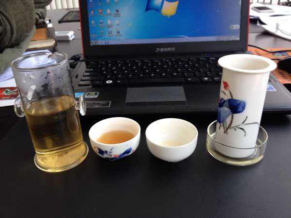 老師傅上班喝茶看報,老闆發飆:廠裡不養閒人!辭退6年老員工,3個月後再也請不回來了