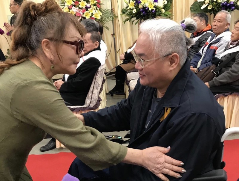 澎澎痛哭送丈夫最後一程！「台上老公」也病倒她淚喊「我心好痛！」意外流出廖峻病情