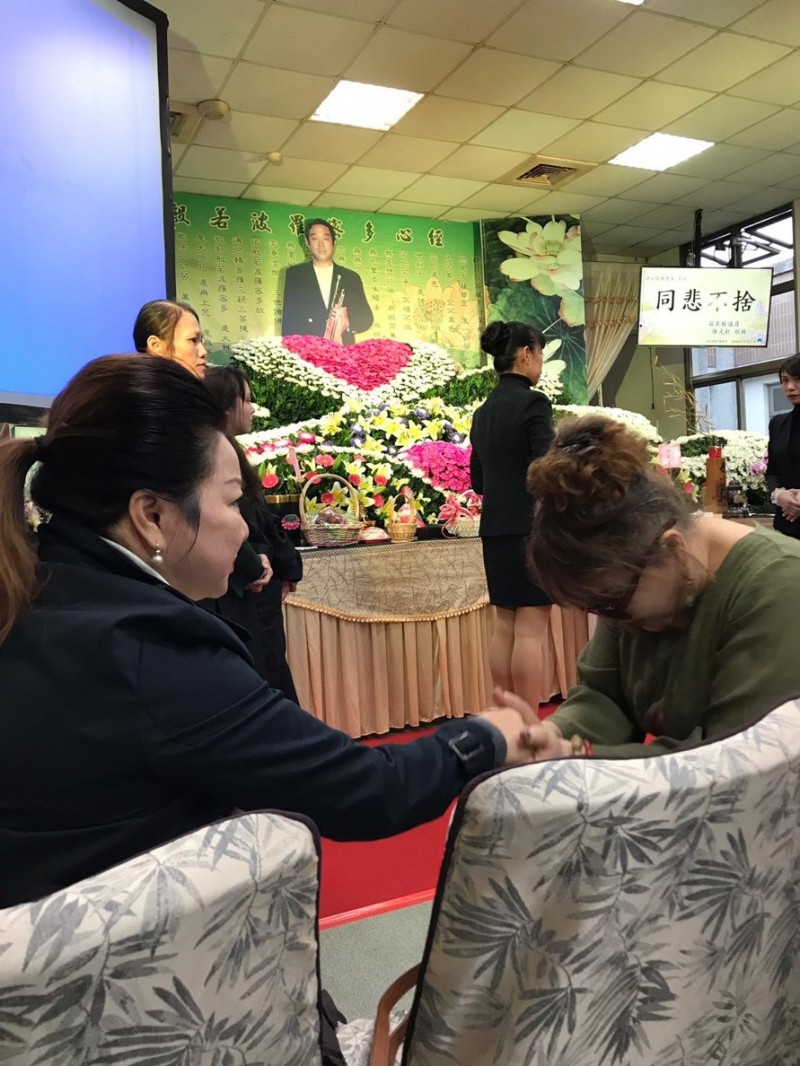 澎澎痛哭送丈夫最後一程！「台上老公」也病倒她淚喊「我心好痛！」意外流出廖峻病情