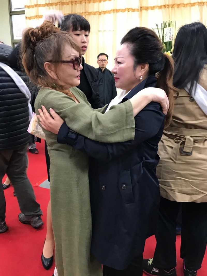 澎澎痛哭送丈夫最後一程！「台上老公」也病倒她淚喊「我心好痛！」意外流出廖峻病情