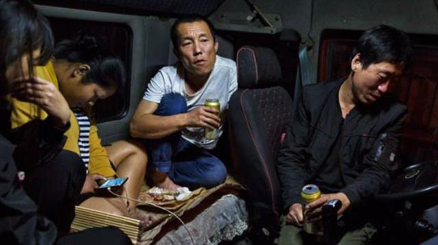 為什麼貨車司機一般都會帶著老婆一起跑貨？一位老司機偷偷告訴你「實情」