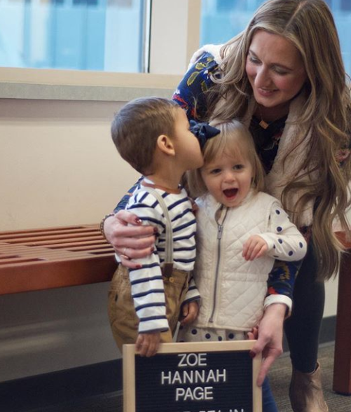 領養兒子隔年「她再度領養小女孩」！一翻醫院資料「發現超驚人巧合」秒驚呆：這一定是命中注定