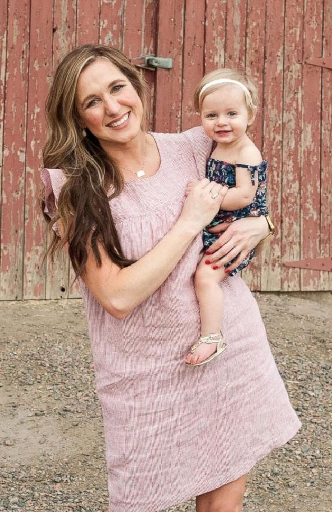 領養兒子隔年「她再度領養小女孩」！一翻醫院資料「發現超驚人巧合」秒驚呆：這一定是命中注定