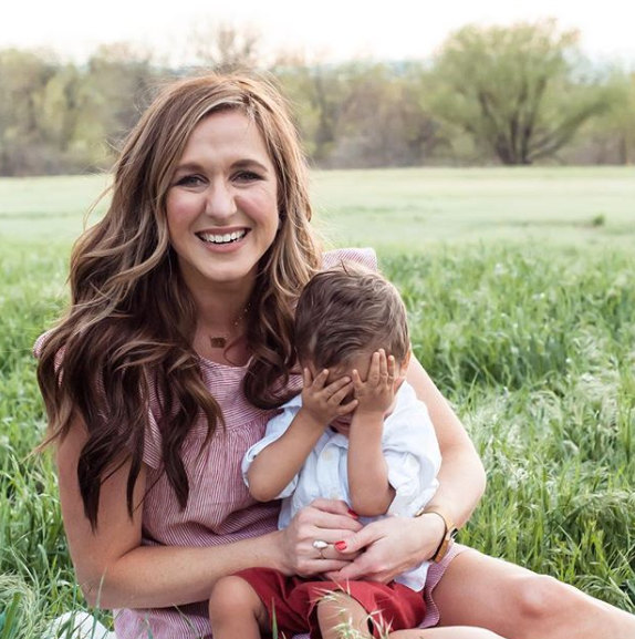 領養兒子隔年「她再度領養小女孩」！一翻醫院資料「發現超驚人巧合」秒驚呆：這一定是命中注定