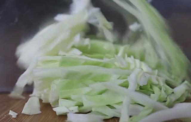 高麗菜加洋蔥！過年必做的熱門菜，一上桌就光盤