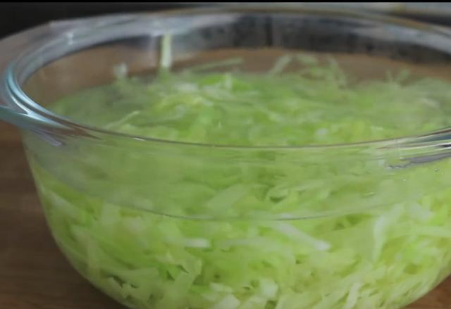 高麗菜加洋蔥！過年必做的熱門菜，一上桌就光盤