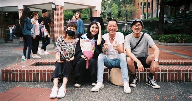 龍劭華曝「年少荒唐」遇到老婆轉性回歸家庭　休息1年帶妻小出國「22歲女兒長相超甜美」