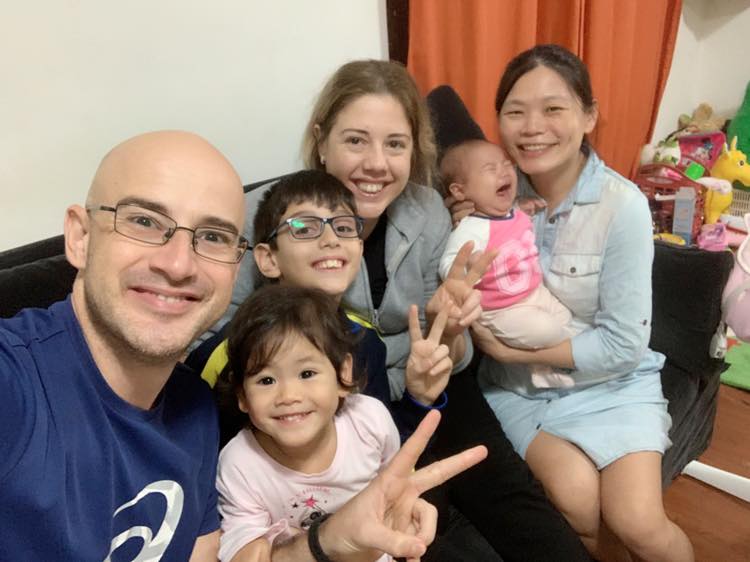 吳鳳「想分享二次當爸喜悅」妹妹毅然從土耳其來台　「姑姑抱小姪女」讓他感動：這就是家人團圓