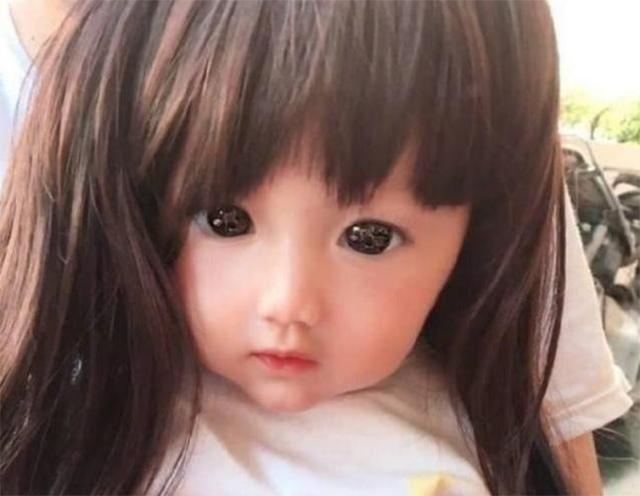 女兒因長得太像「芭比娃娃」被質疑是假人，媽媽無奈PO出兒子照片，網友：服了！