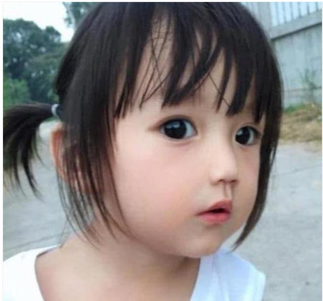 女兒因長得太像「芭比娃娃」被質疑是假人，媽媽無奈PO出兒子照片，網友：服了！