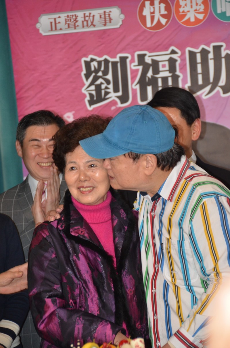 為愛癡狂！劉福助出書「結婚55年老婆」難得現身　當年為追妻「典當200元心愛吉他」下場超無奈